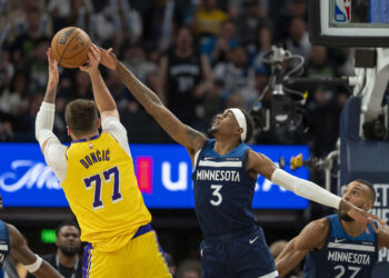 Timberwolves finish off Lakers to edge ahead