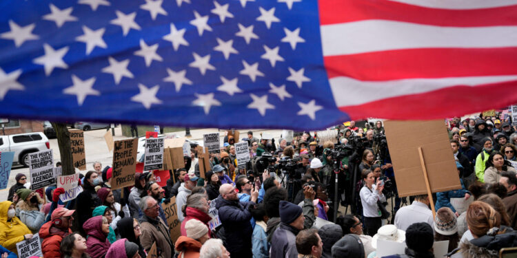US judge held for helping man evade immigration arrest