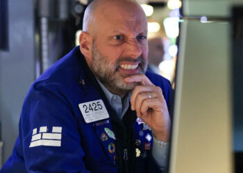 US stocks end mostly up, rebounding from bad GDP data