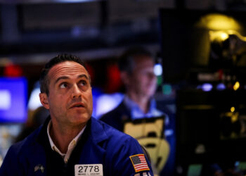 US stocks fall amid lingering tariff uncertainty