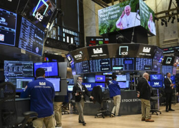 US stocks tread water ahead of earnings and data