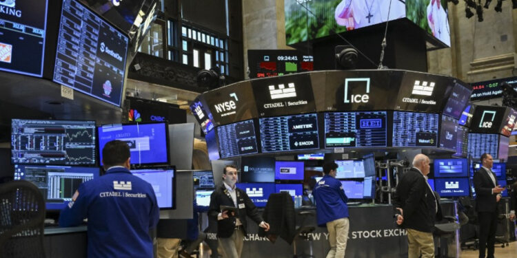 US stocks tread water ahead of earnings and data