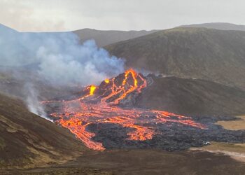 Volcano erupts in southwestern Iceland