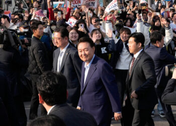 Yoon in emotional exit from official residence
