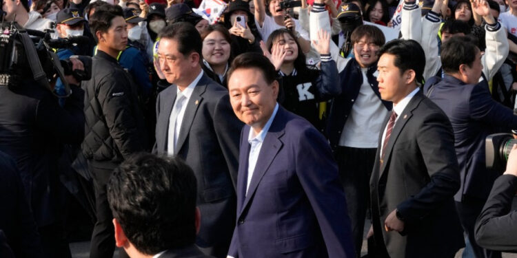 Yoon in emotional exit from official residence