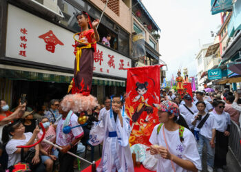 Bun festival attracts huge crowds