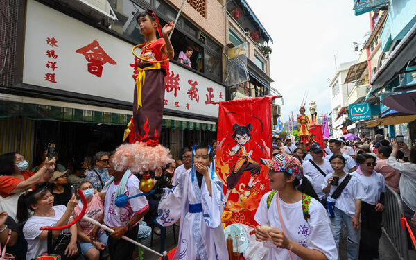 Bun festival attracts huge crowds