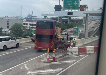 21 injured after bus crashes on West Kowloon Highway
