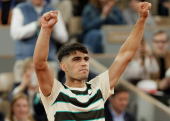 Alcaraz into French Open third round; Swiatek cruises