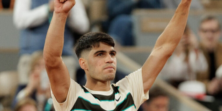 Alcaraz into French Open third round; Swiatek cruises