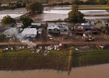 Australia airdrops supplies to stranded farmers