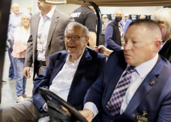 Berkshire Hathaway’s Buffett to retire at end of year