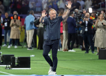 Flick extends Barcelona deal to 2027