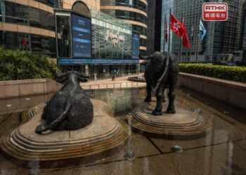 HK stocks edge up ahead of tariff talks