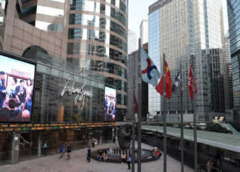 HK stocks end down amid fears of car price war