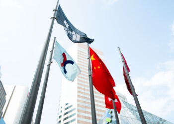 HK stocks end week with slight gain on eve of talks