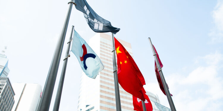 HK stocks end week with slight gain on eve of talks