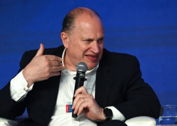 HSBC chairman to retire by end of year