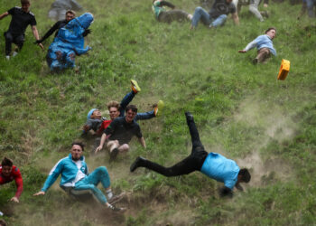Hundreds take a spin at cheese rolling contest