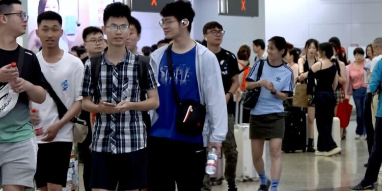 Lok Ma Chau throngs spark call for action stations