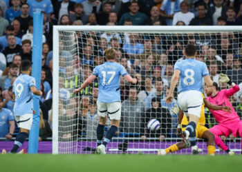 Man City climb to third as De Bruyne sinks Wolves