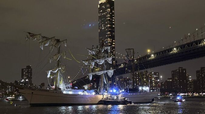 Mexican Navy training ship hits NY’s Brooklyn Bridge