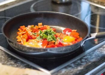Non-stick pans ‘need oil and care to prevent peeling’