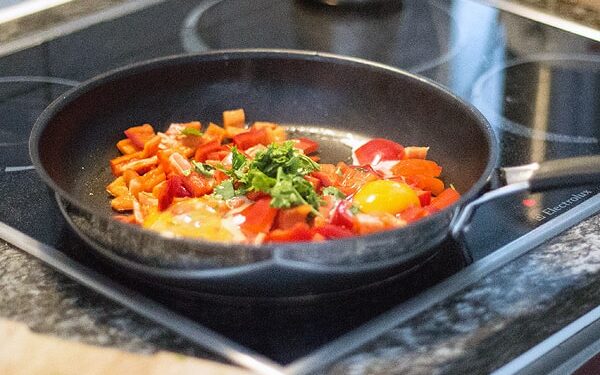 Non-stick pans ‘need oil and care to prevent peeling’