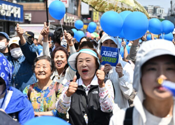 Opposition leader clear frontrunner in S Korea poll
