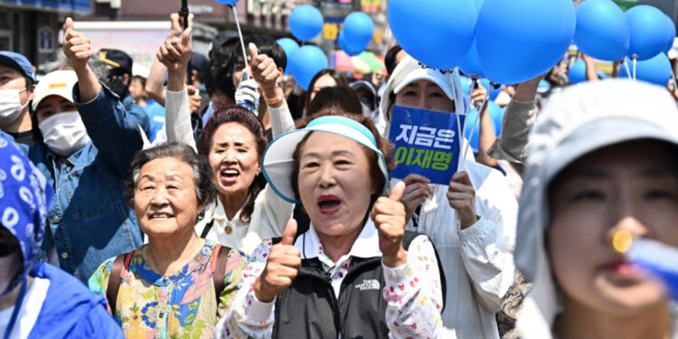 Opposition leader clear frontrunner in S Korea poll