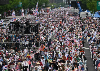 Parties hold duelling rallies on S Korea election eve