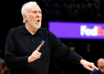 Popovich passes Spurs torch to assistant coach Johnson