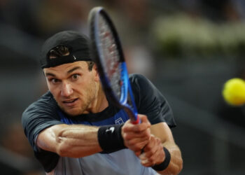 Ruud tamps down pains to face Draper in Madrid final