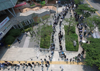 S Koreans turn out in strength for early vote