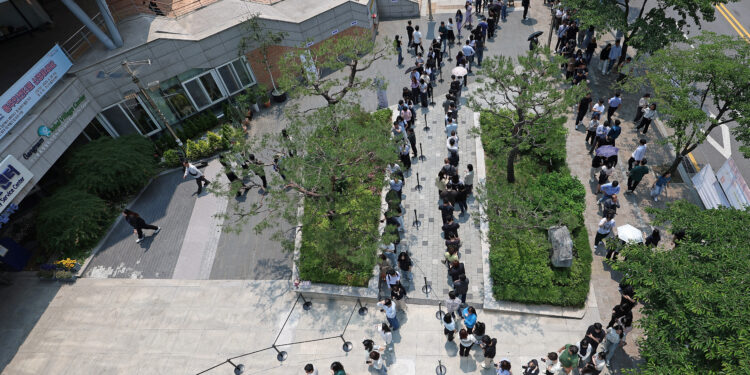 S Koreans turn out in strength for early vote