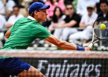 Sinner, Djokovic breeze into French Open third round