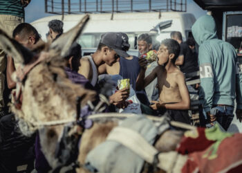 Starving Palestinians break into UN warehouse en masse