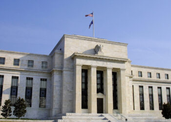 US Fed pauses rate cuts again, flags higher inflation