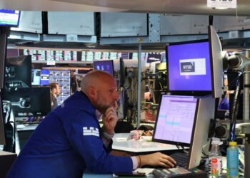 US stocks close lower while bond yields climb
