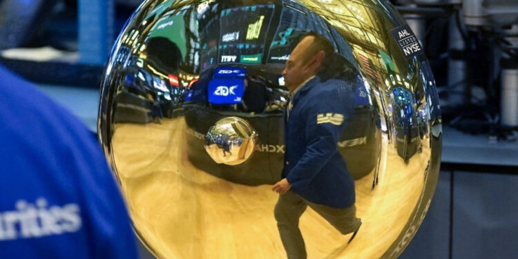 US stocks end strong week on winning note