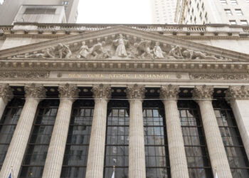 US stocks fall on revived Trump trade war worries