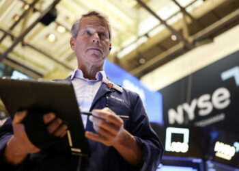 US stocks mixed as bond yields moderate