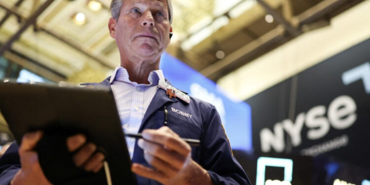 US stocks mixed as bond yields moderate
