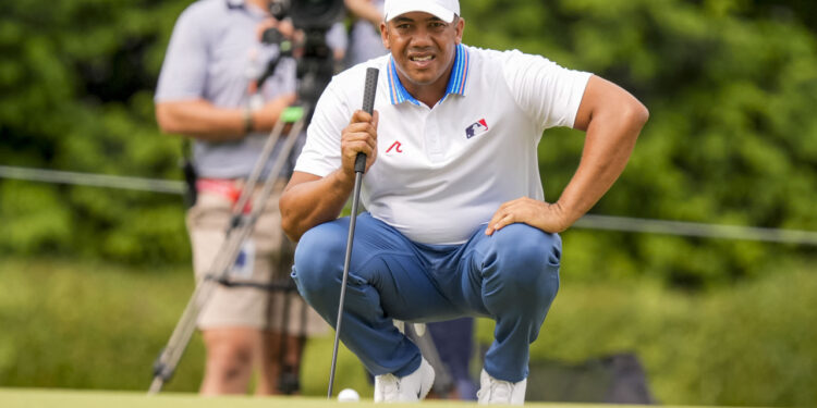 Vegas clings to PGA lead as rivals stay on his tail