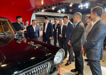 Sun Dong visits automobile firm