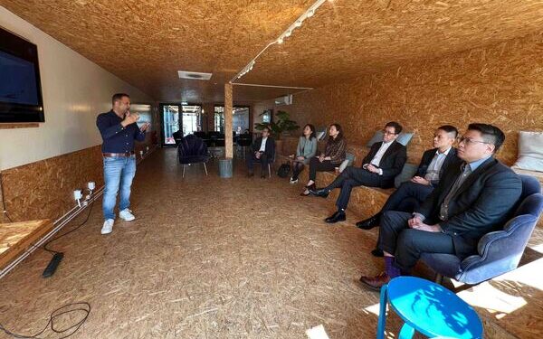 IT chief tours Dutch startup incubator