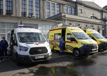 7 dead after Russian bridge collapses onto railway