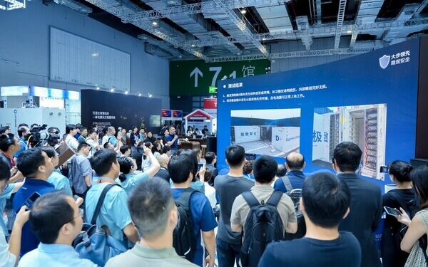 SNEC 2025｜Hithium Defines a New Benchmark for Energy Storage Safety with the World’s First All Open-Door Large-Scale Fire Test