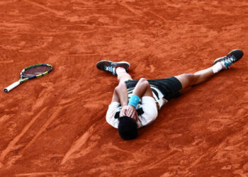 Alcaraz outlasts Sinner to win French Open classic