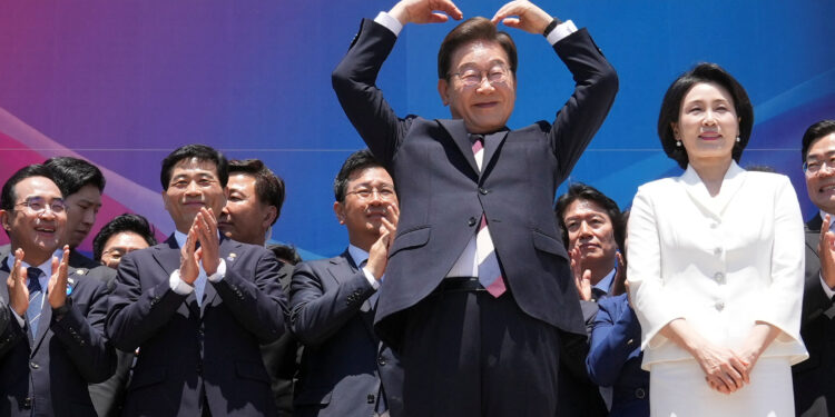 Challenging times ahead as Lee sworn in as president